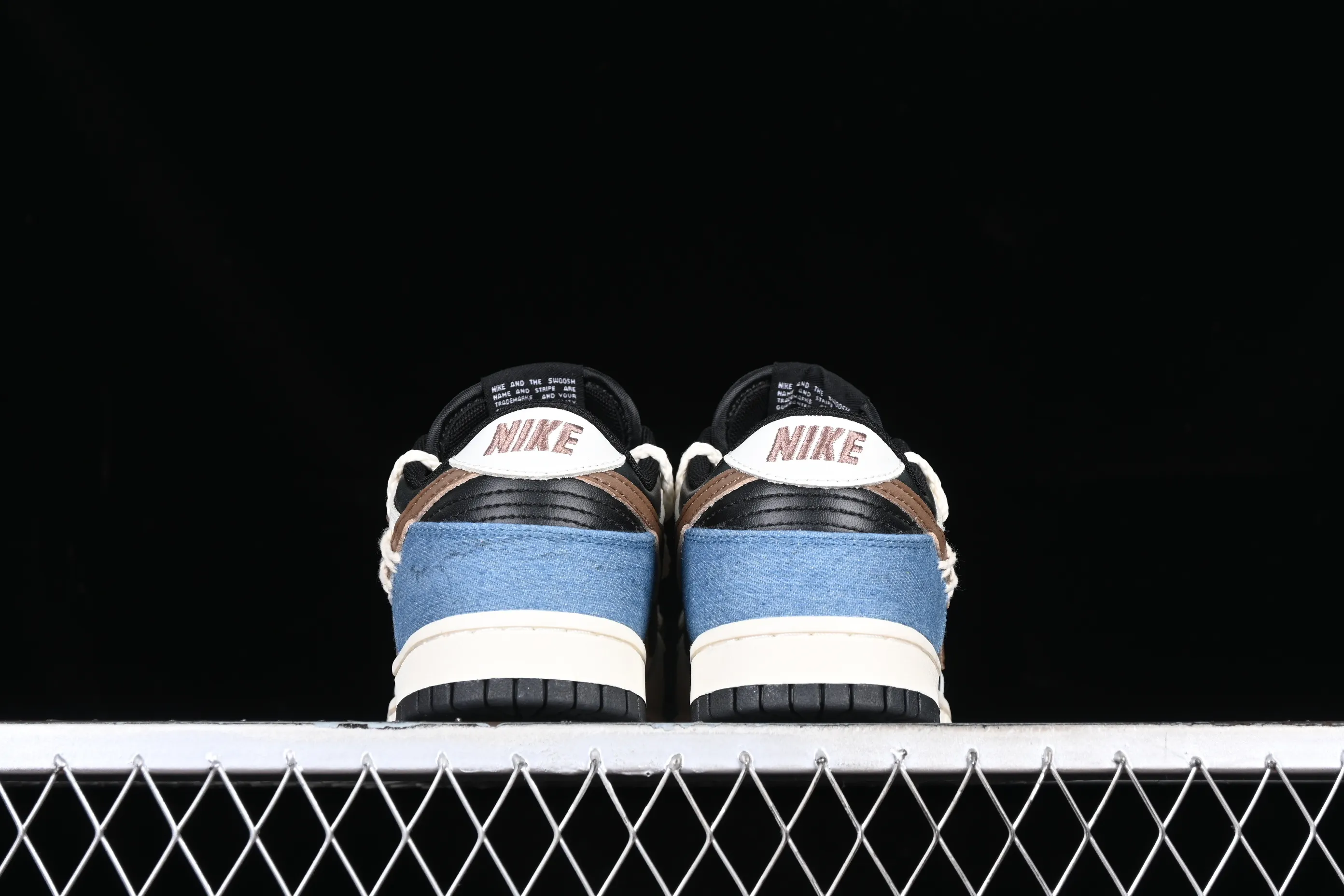 All Categories Nk SB Dunk Series Nk SB Dunk Low Low-top sneakers Nk Dunk Low College style Denim deconstruction Hand-stitched Customized SB strap low-top casual sneakers DD1391-100